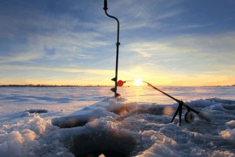 Заядлый петербургский рыбак поделился советами о безопасности на льду