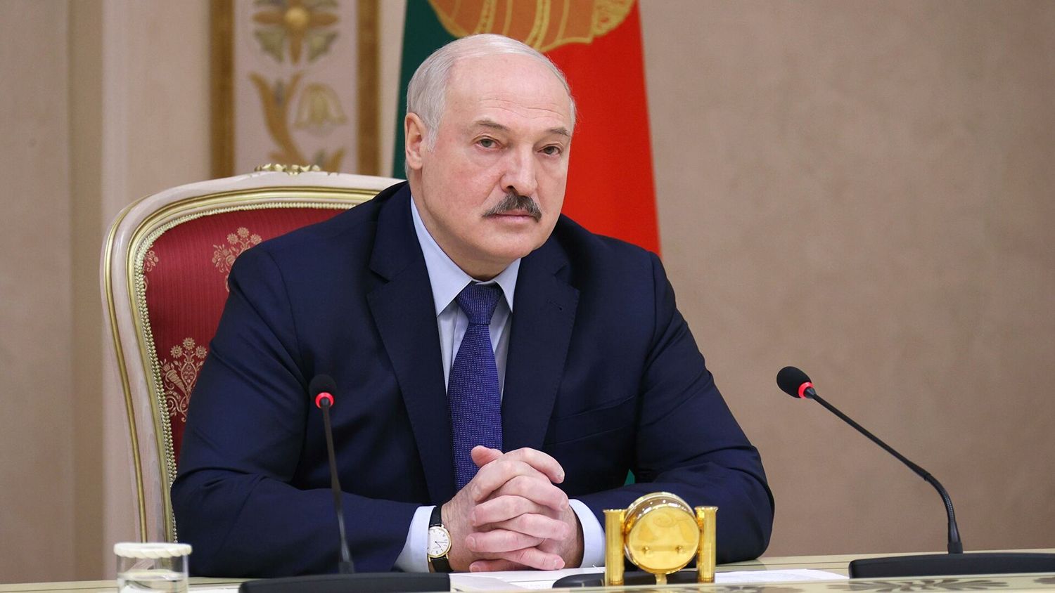 Лукашенко предложил вооружить часть сотрудников МЧС республики