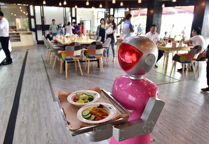 В отеле Пекина стали использовать роботов-официантов