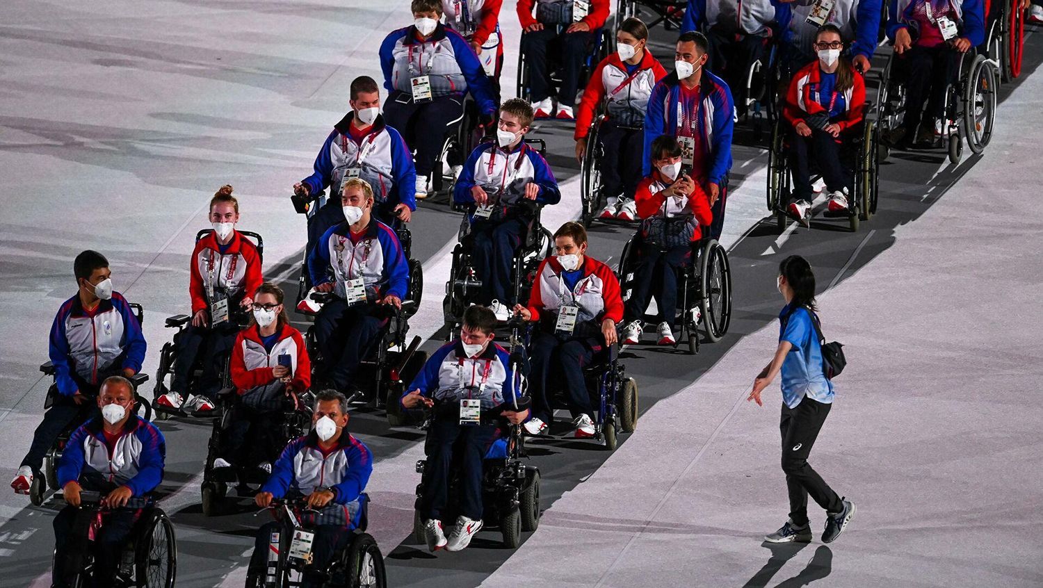 «А что они нам сделают»? Российские паралимпийцы спели НАШ гимн в Пекине и отодрали заплатки с флагов