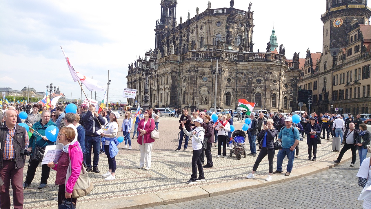 Сара Вагенкнехт : Демонстрация в Дрездене 30.04.2022 против дискриминации русскоязычных.