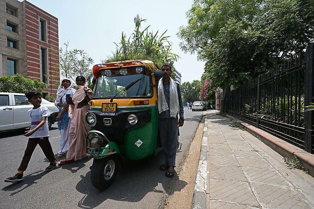 Водитель моторикши выбрал необычный способ, чтобы победить жару в Дели