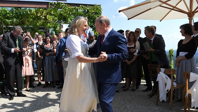 The Washington Post: танцевавшая с Путиным экс-глава МИД Австрии вынуждена скрываться за рубежом из-за угроз убийства