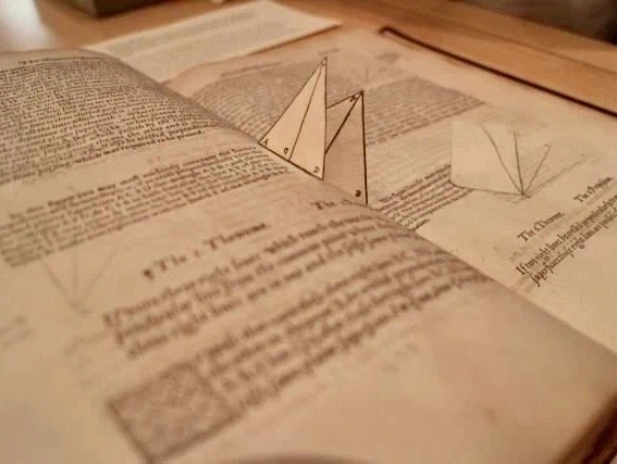 Это средневековый учебник по геометрии 1570 года в формате средневекового 3D, словно фильм 