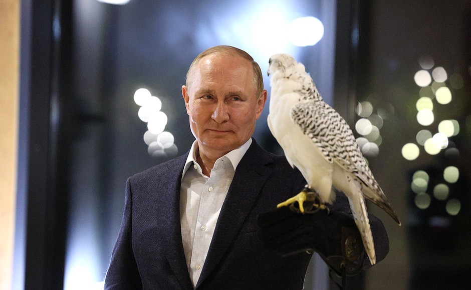 «Понравился»: птица за полмиллиона долларов отказалась покидать Путина