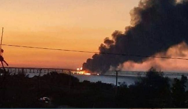 На Крымском мосту пожар — горит цистерна с топливом, движение приостановлено