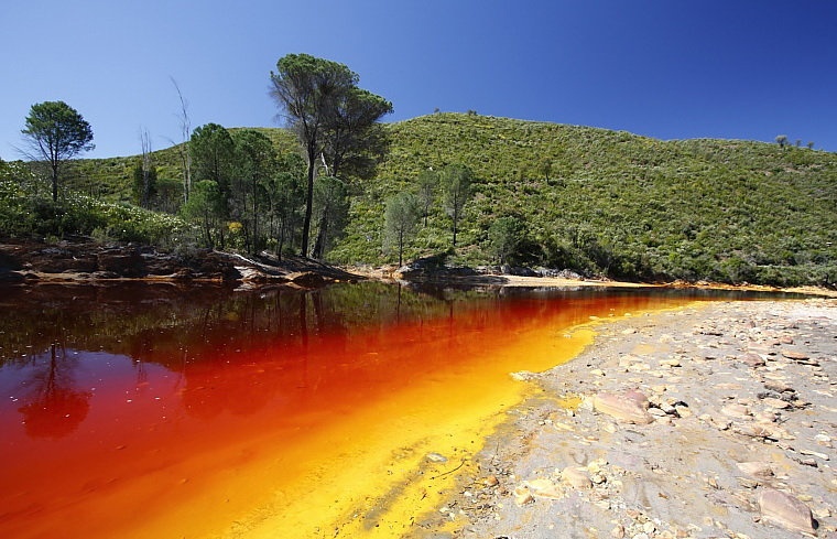 Рио-Тинто в Испании. Река с pH от 1,7 до 2,5 содержит серную кислоту.