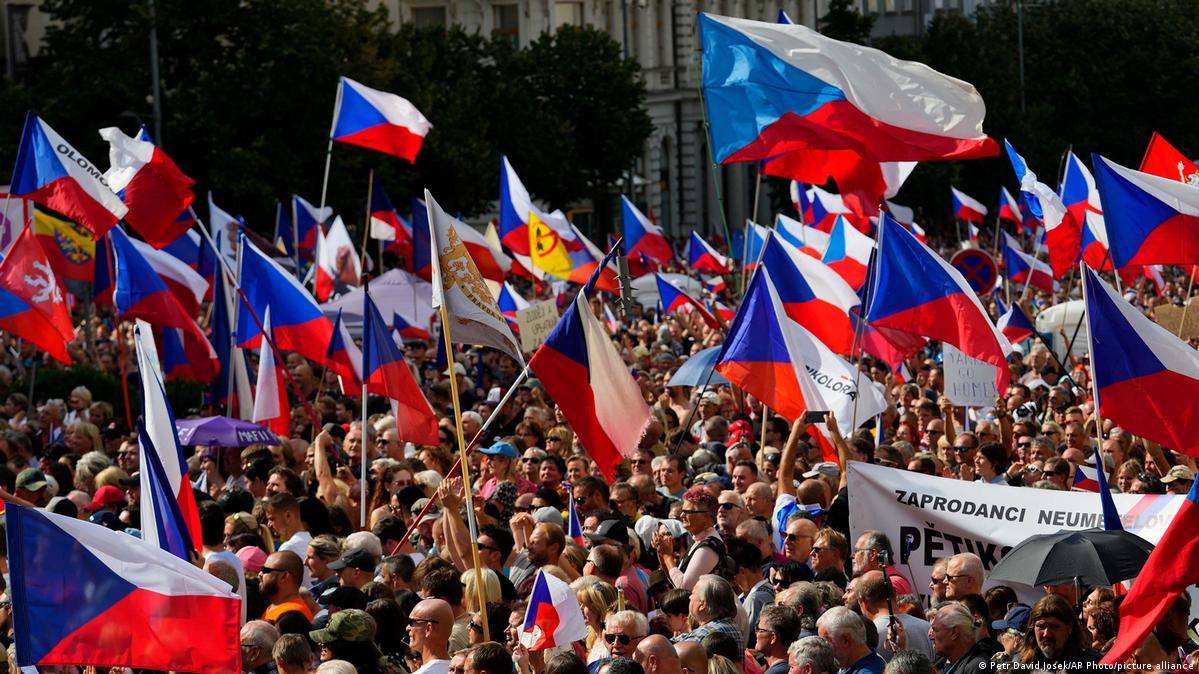 DW : Десятки тысяч вышли в Праге на митинг в поддержку демократии