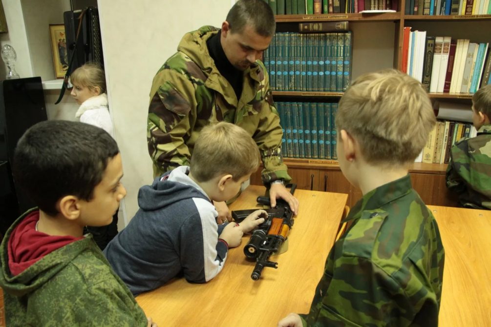 В российские школы возвращают начальную военную подготовка