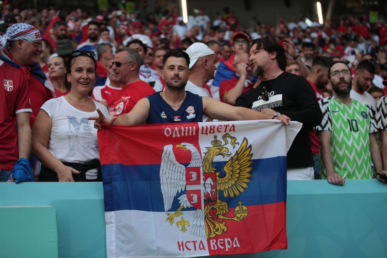 Болельщики сборной Сербии во время матча ЧМ-2022 с Камеруном вывесили на своей трибуне необычное знамя.