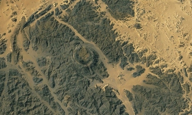 В Египте обнаружен огромный круг, прорезавший горы