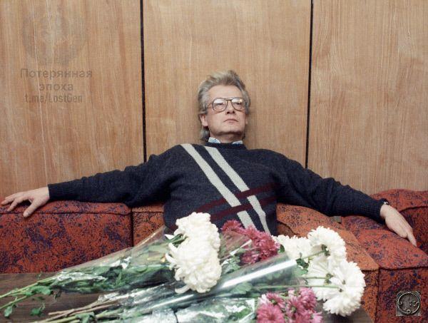 Уставший целитель Алан Чумак расслабляется после очередного сеанса зарядки воды, 1989 год.