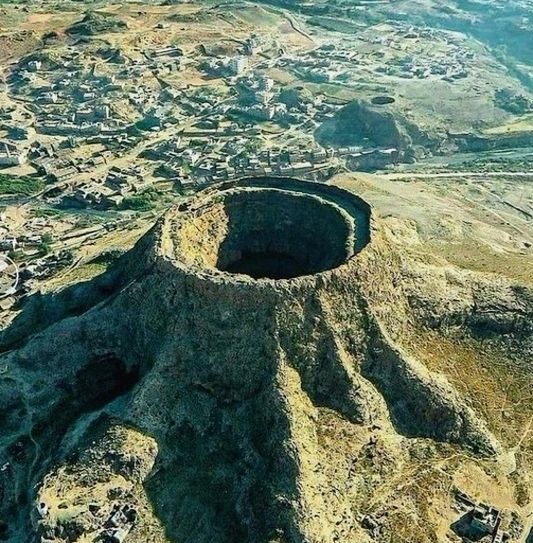 В Йемене находится необычный вулкан Дамт-эль-Дале (Damt el Dale).