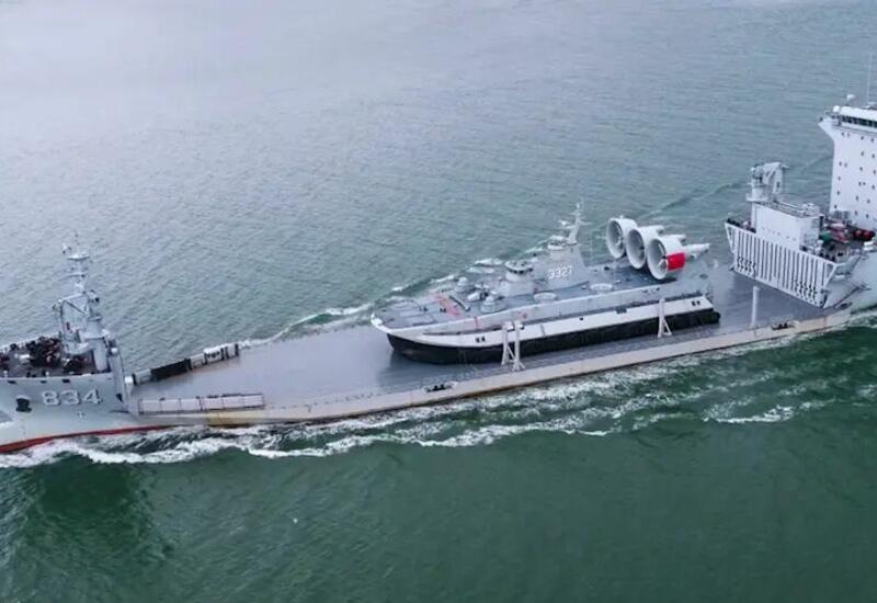 ВМС Китая показали уникальное судно для перевозки боевых кораблей