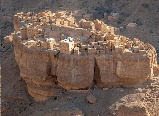Загадочная древняя деревня, построенная на огромном камне