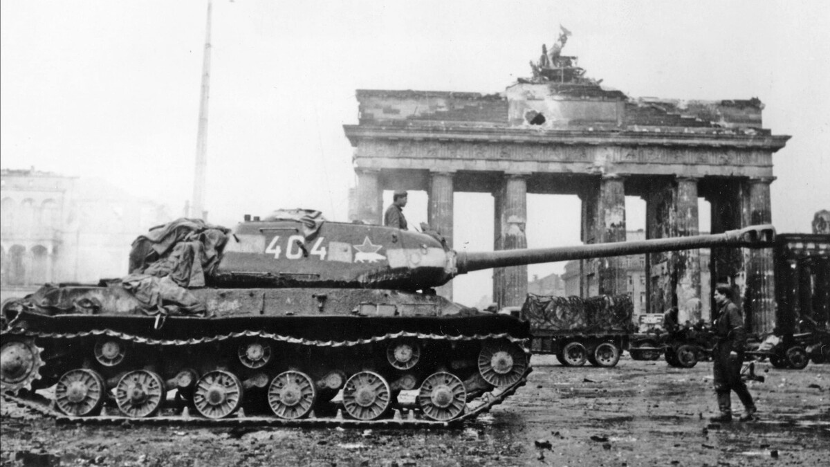 Советский танк на фоне Бранденбургских ворот в Берлине