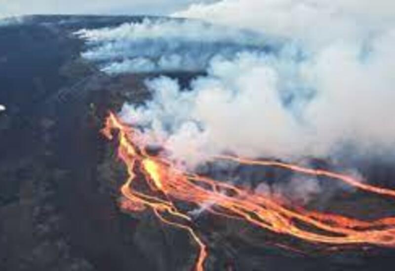 В Индонезии начал извергаться вулкан Карангетанг