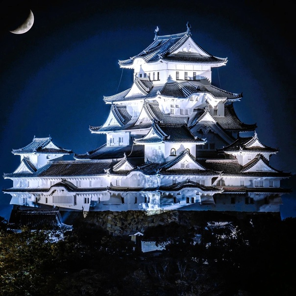 Японию часто называют страной замков, хотя замки там выглядят совсем иначе, чем привыкли их видеть европейцы