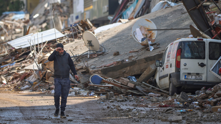 Новое землетрясение в Турции. Жители боятся возвращаться домой