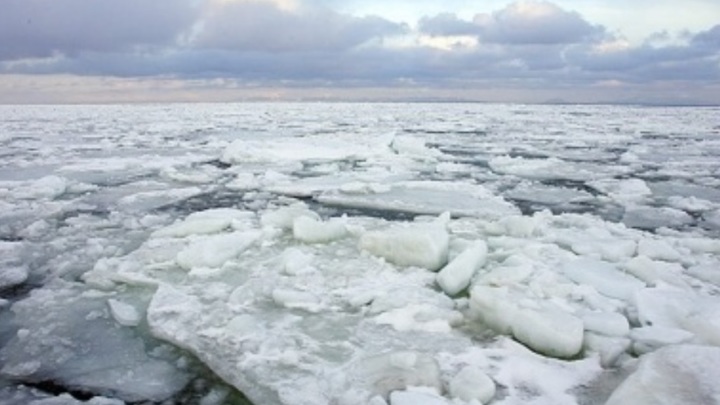 Уплывающих в море на оторвавшейся льдине рыбаков спасают на Сахалине