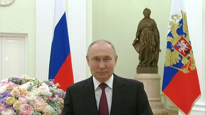 Путин поздравил россиянок с 8 Марта и поблагодарил женщин-военнослужащих