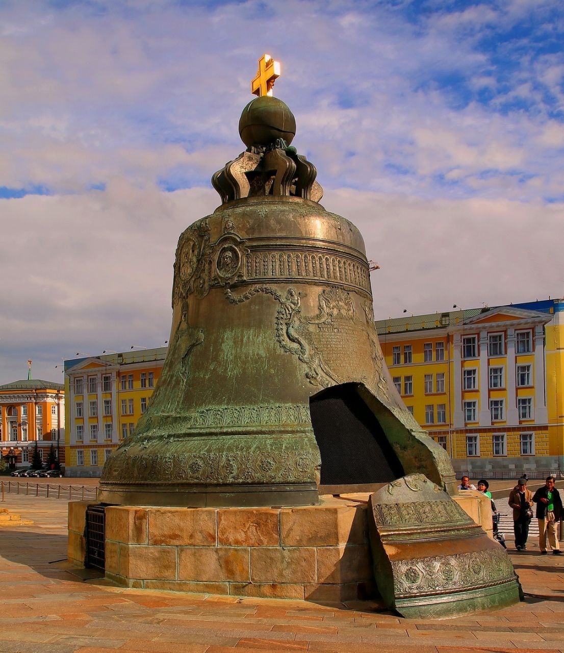 В 1832г за 1.45ч подняли Александровскую колонну, весом в 600тонн.