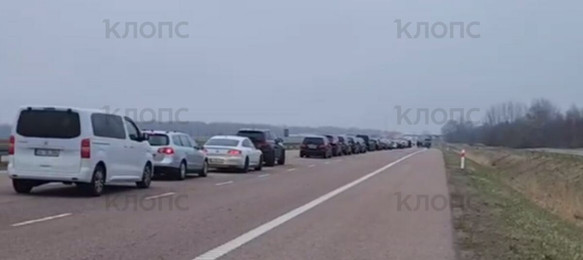 На выезде из Польши в Россию образовалась огромная пробка из автомобилей с немецкими номерами