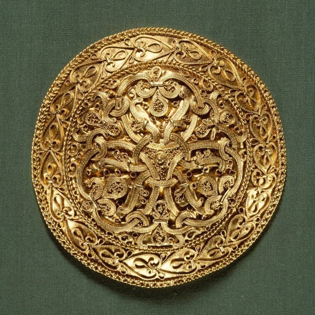 Круглая золотая брошь из Хорнелунде близ Варде в Дании. Национальный музей Дании в Копенгагене.