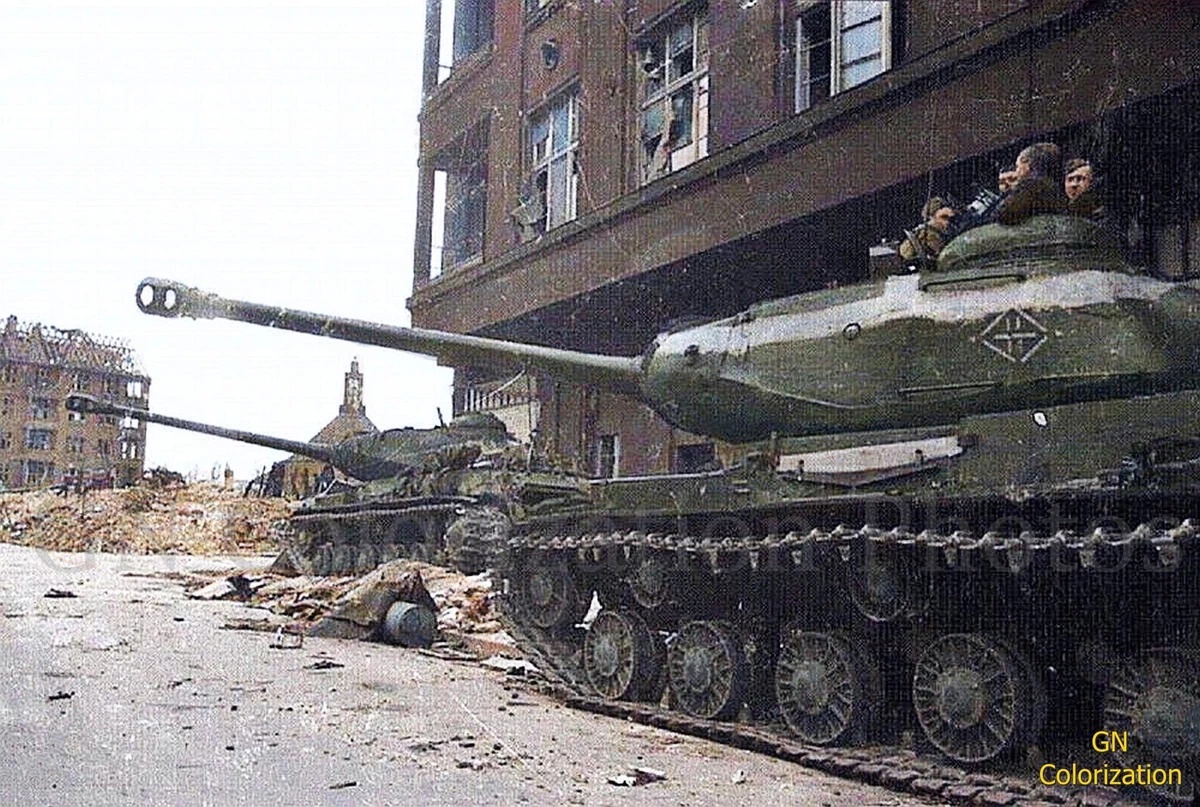 Советские тяжелые танки ИС-2 из состава 11-го гвардейского тяжелого танкового полка 1-й гвардейской танковой армии на улице Берлина
