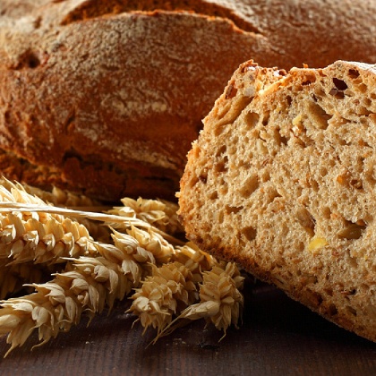 Цельное зерно в виде хлеба из свежесмолотой муки важно для микрофлоры и равновесия сахара в крови