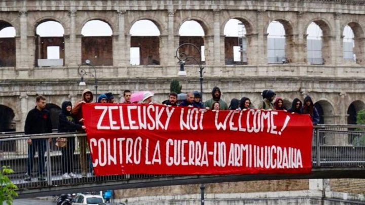 В Риме Зеленского встретили акцией протеста