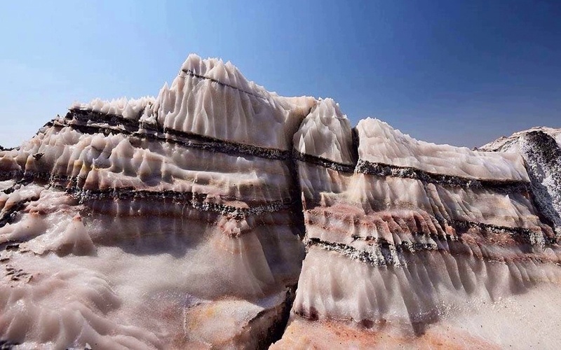Разноцветные соляные скалы Джашак в Иране - одно из современных природных чудес света.