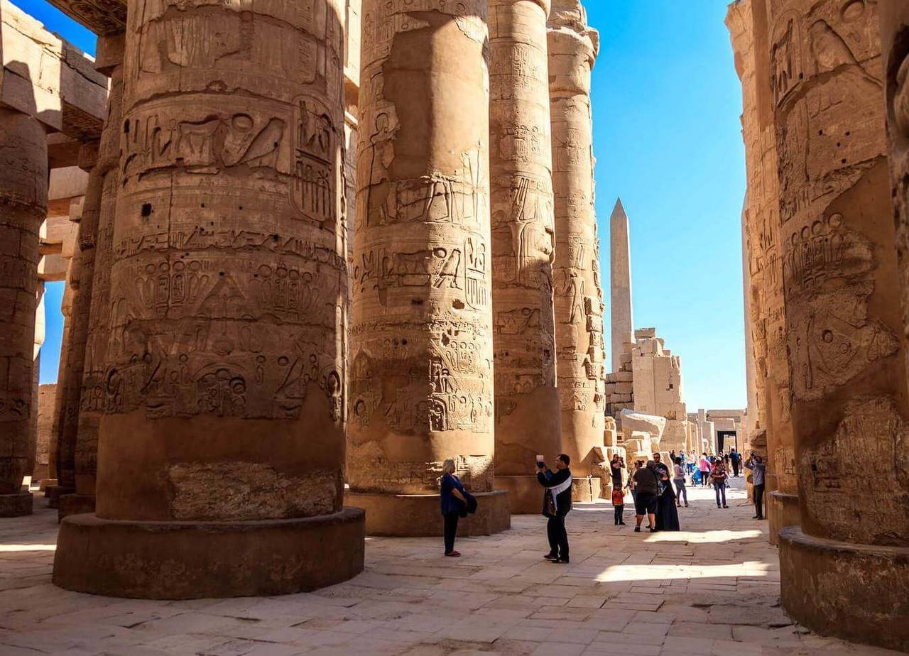 Большой гипостильный зал — главная колоннада храмового комплекса Карнака в пределах храма Амона-Ра.