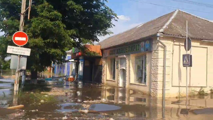 Людей из затопленных районов Херсонской области эвакуируют с крыш