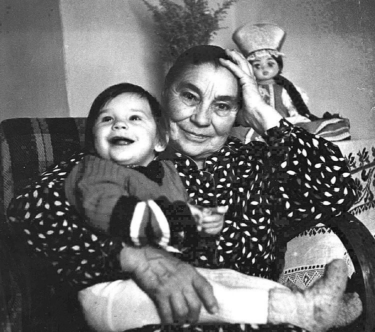 1984 год. Галина Макарова с внуком Егором.