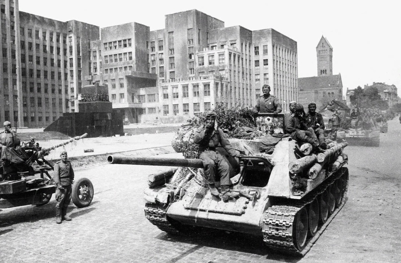 Танки в цветах: в 1944 году советские танкисты освободили Минск