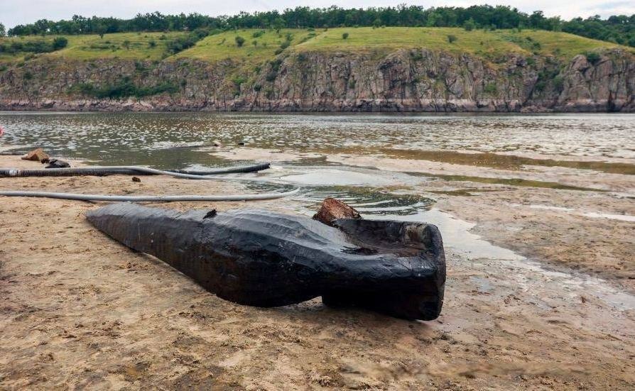 В Запорожье нашли древнюю дубовую лодку-однодревку. Ее возраст может достигать до тысячи лет и даже больше.
