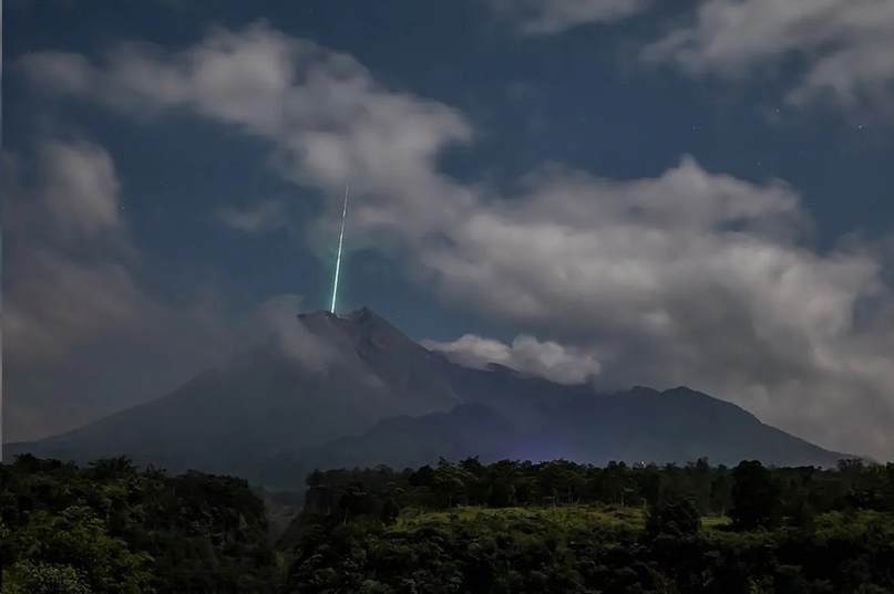 Фотограф успел поймать таинственный зеленый луч над вулканом