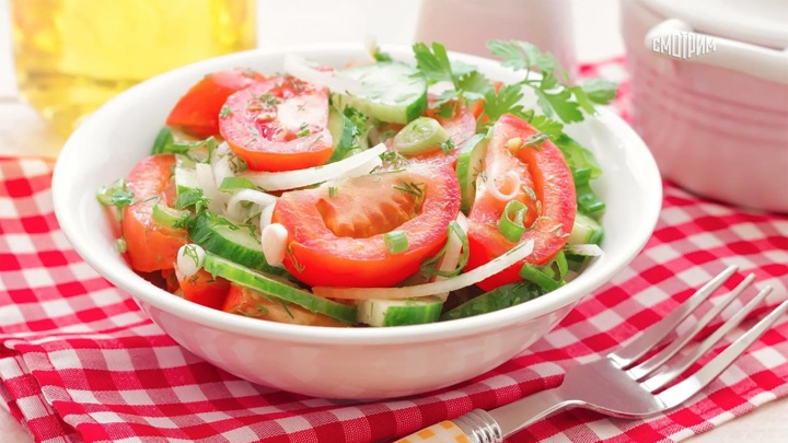 Вреден ли для пищеварения салат из огурцов и помидоров