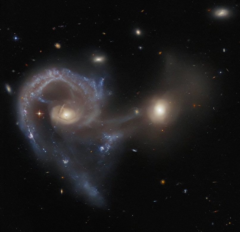Галактики протянули друг другу руки: межгалактический мост на новом фото «Хаббла»