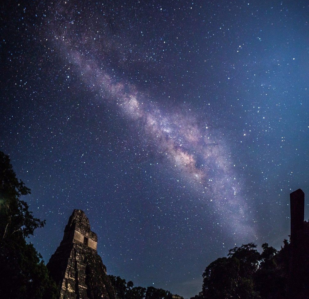 Млечный Путь над храмом Великого Ягуара в древнем майянском городе Тикаль в Гватемале.