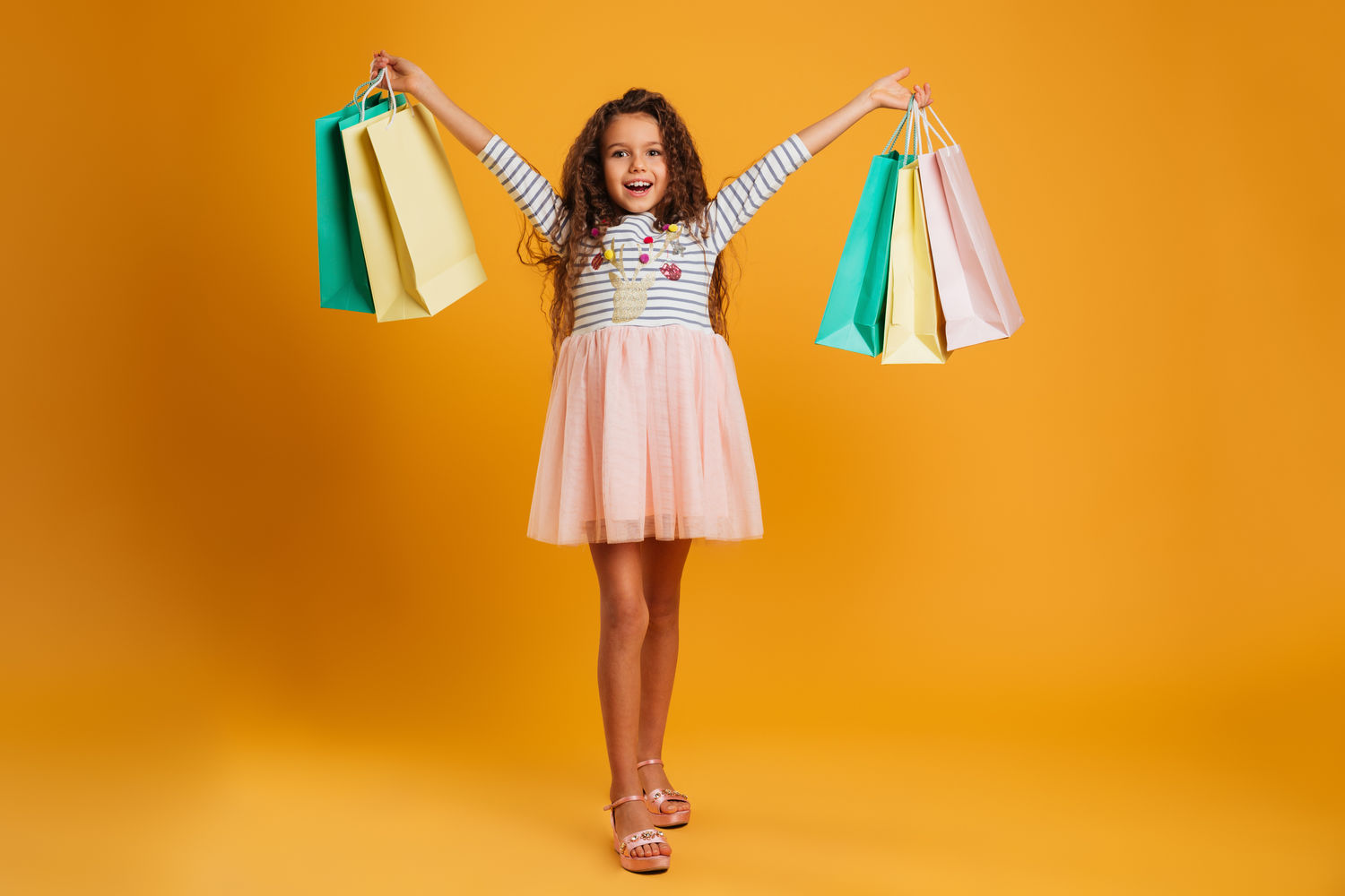 Бизнес по продаже детской одежды: Путь к оптовому партнерству