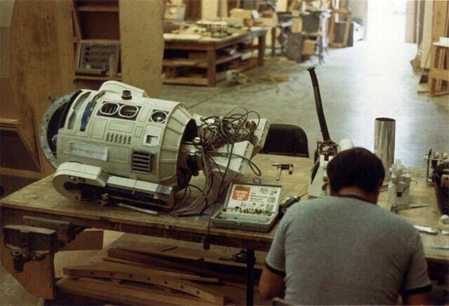 Ремонт R2D2 на съёмках Звёздных войн. США. 1977 г.