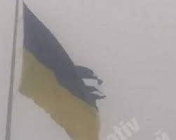 В Киеве дважды за неделю ветер порвал самый большой флаг страны