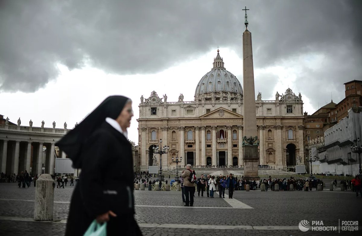Сотрудник правительства Ватикана заболел COVID-19, сообщил журналист