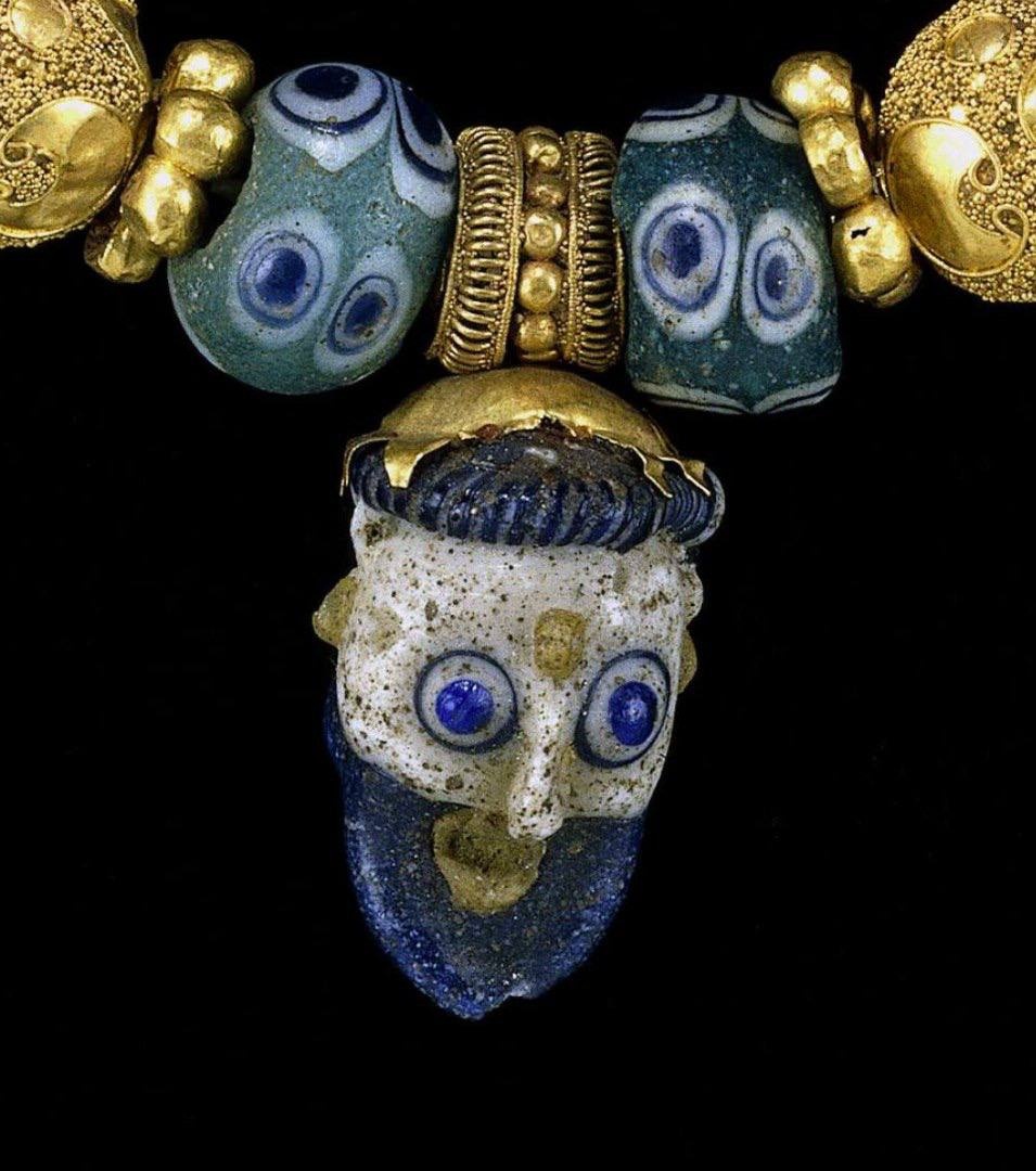 Замечательное этрусское ожерелье с финикийским кулоном из цветного стекла, VI-V века до н.э.