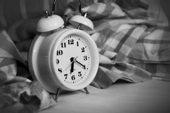 Пробуждение по будильнику провоцирует резкий скачок давления