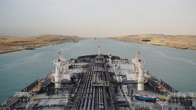 Российская нефть не заметила кризиса в Красном море: армада танкеров идет через Суэц