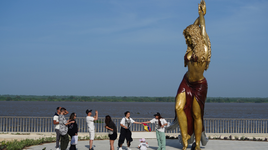 Певице Шакире открыли памятник на родине