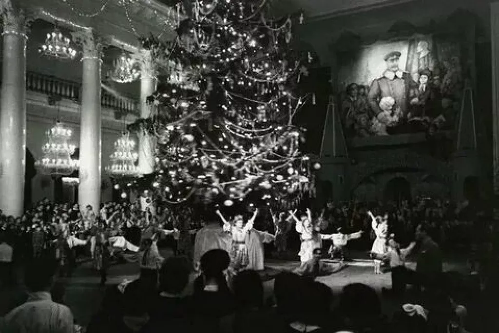 А вы знали, что 25 декабря 1938 года впервые в СССР установлена главная новогодняя елка страны!